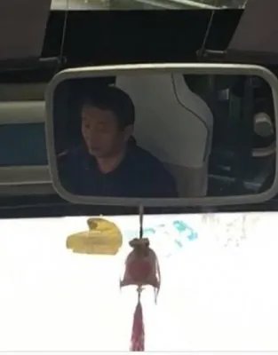 大巴司机打盹10分钟 不停低头看起来十分困乏