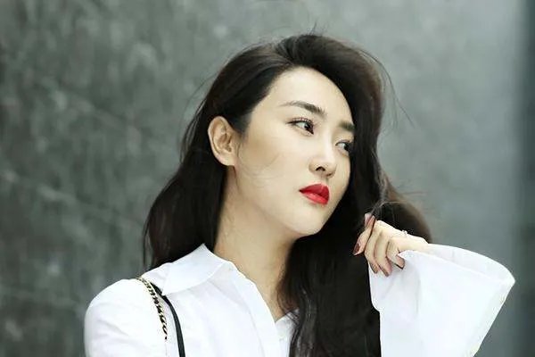完美关系中郑琦的扮演者是谁？