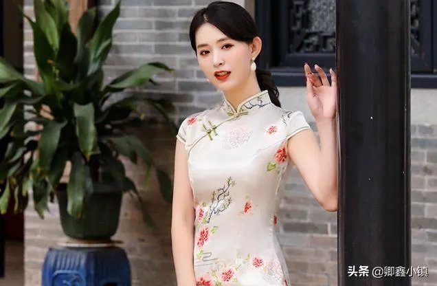 人像摄影中,你认为旗袍与汉服哪个更能拍出中国女人的韵味?你喜欢拍哪一种服装?