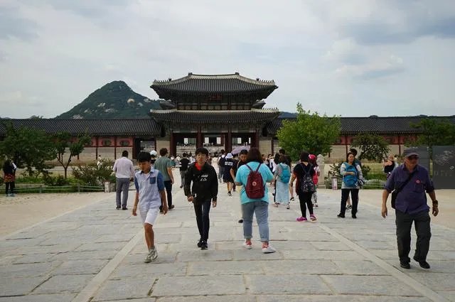 国人在韩国济州岛机场乱扔垃圾，韩国市民想收入岛费合理吗？