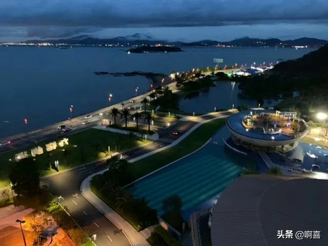 想去惠州看海，哪里海边比较好，附近的酒店性价比怎么样？