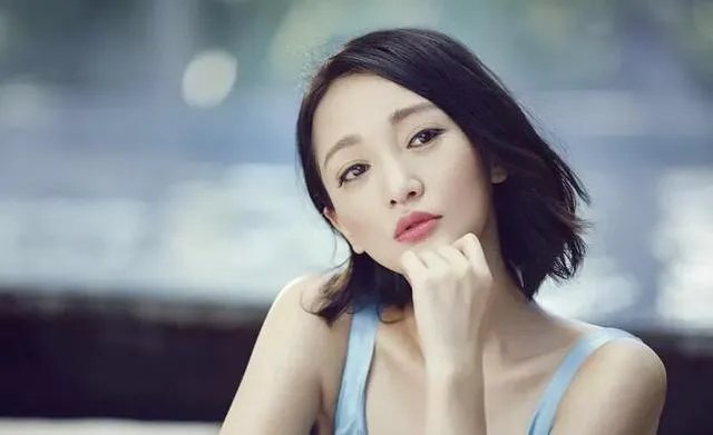周迅对着路边转角镜唱《天涯歌女》,好不好?