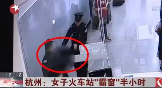 女子火车站霸窗:为什么要霸窗详情曝光(图)