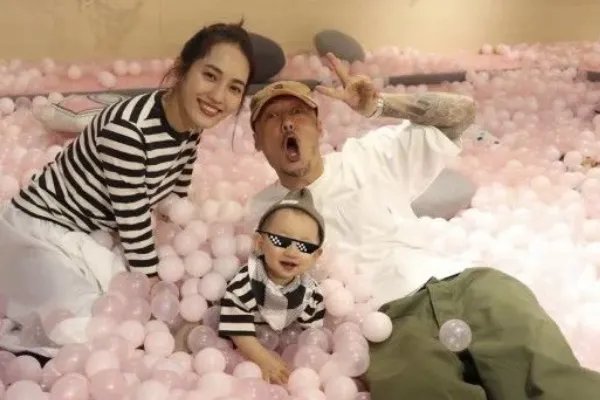 余文乐520晒照表白妻子,他的老婆有何背景?