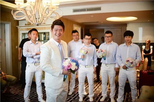 婚礼摄影跟拍价格 结婚当天摄影师跟拍多少钱一天