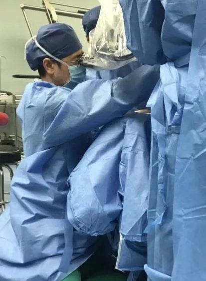 医生手术跪3小时大家怎么看?