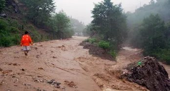 湖北宜昌暴雨引山洪,多车沿山路漂流而下,突发山洪该如何自救?
