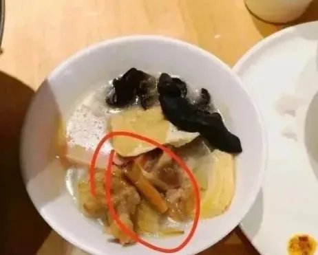 厨师向炒菜锅吐口水引起热议,你怎么看?