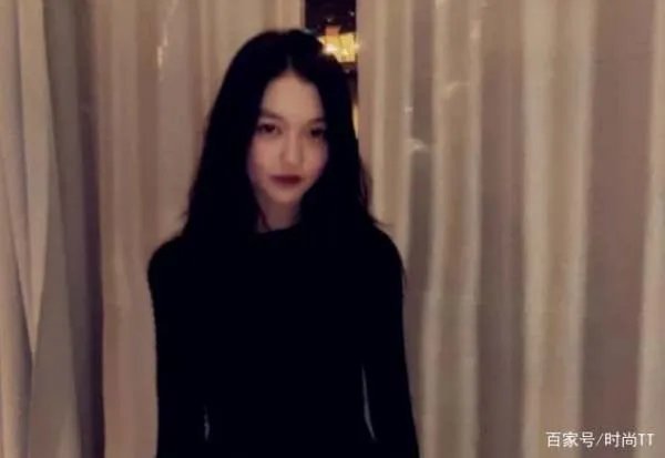 王菲女儿李嫣术后治疗好兔唇,长得像年轻王菲,惊艳众人,你认为呢?