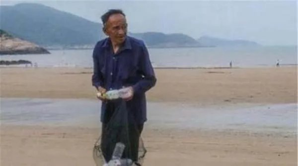 儿子去世,背上60万的债,7旬老人拾荒还钱,人不走账不走,后来呢?