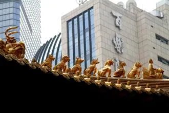 上海静安寺大钟坠落 一女子被砸伤送医是怎么回事?