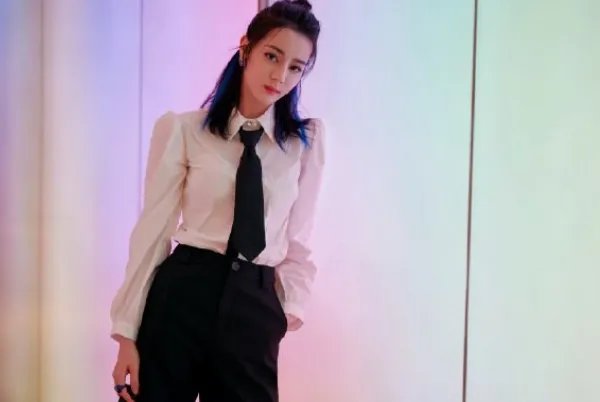 迪丽热巴09年毕业合照曝光 扎着马尾清纯十足
