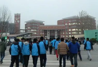 退休干部冲撞学生是什么原因?