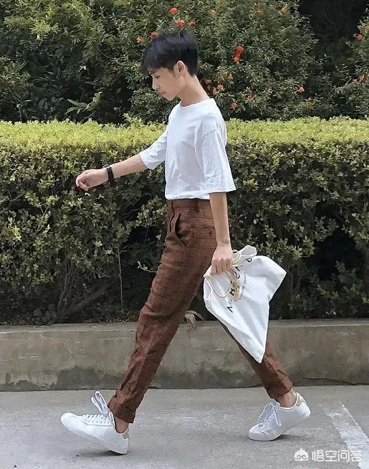 男士如何选择白色T恤?