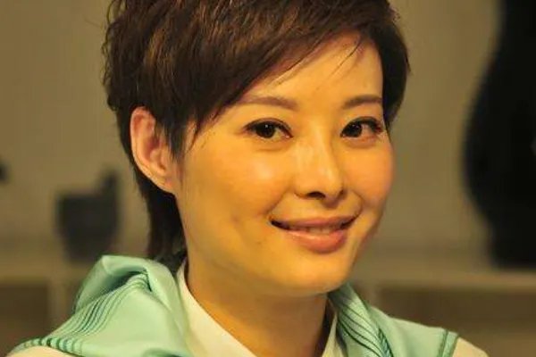 袁立去香港上学了,网友为什么对她信仰基督教呈现两极化态度?