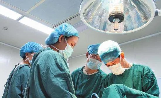 医生手术跪3小时大家怎么看?