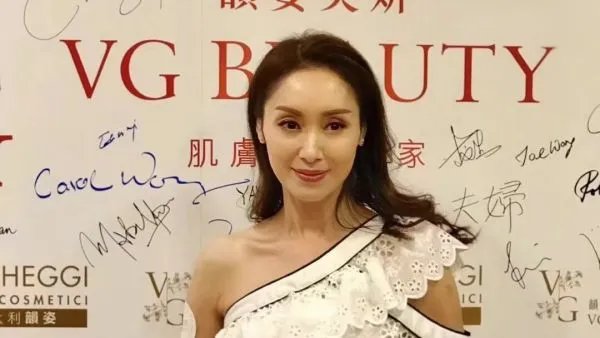 郭可盈家族聚会照曝光全是高颜值,她的家庭基因有优秀?