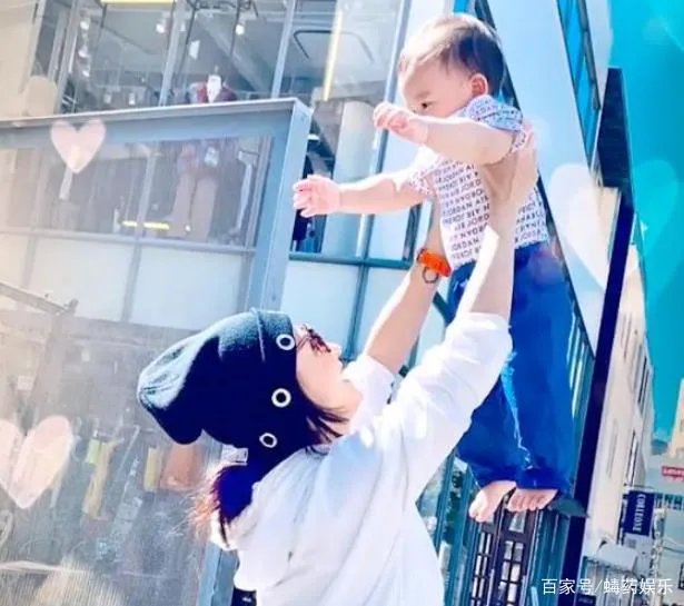 张柏芝为小儿子庆生，小王子近照是不是太像妈妈了？