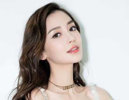杨颖在日本出道时的旧照曝光，与现在判若两人，造型令人咂舌，是什么样子？