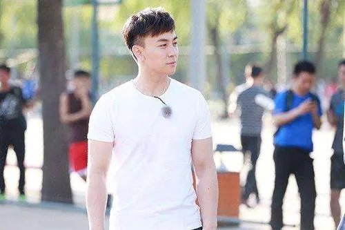 释小龙开豪车带美女游玩,一直没有作品的他为什么这么有钱?