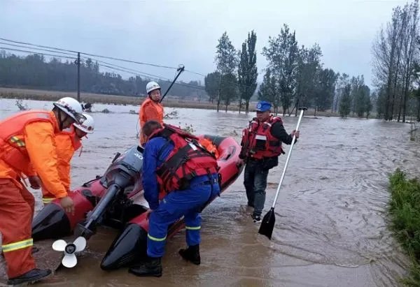 山西孝义市一村民养的猪被大水淹没,此次大暴雨为何受灾这么严重?