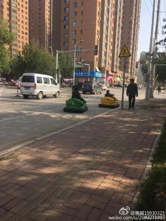 厉害了！沈阳两大叔开碰碰车上路：与汽车并行等红灯