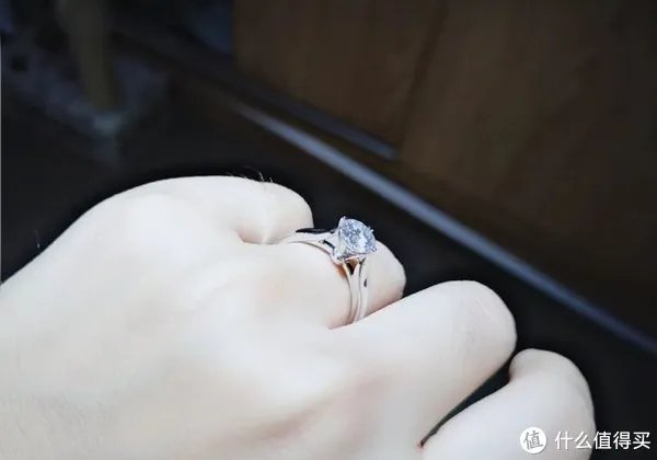 莫桑钻戒指 篇一:如何挑选一颗好的莫桑钻戒指,本人行业内老阿姨,给大家普及一下莫桑钻知识