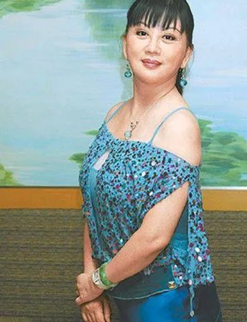 宫雪花近照欣赏 大龄女星打扮前卫大秀书法