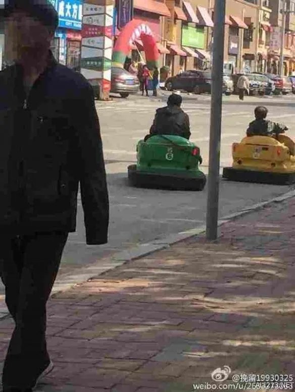 厉害了!沈阳两大叔开碰碰车上路:与汽车并行等红灯