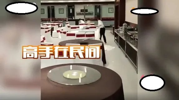 餐厅服务员秒换转盘桌布,这需要一定的技巧吗?