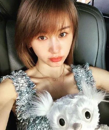 王子文高铁踩桌板是否应该被谴责?