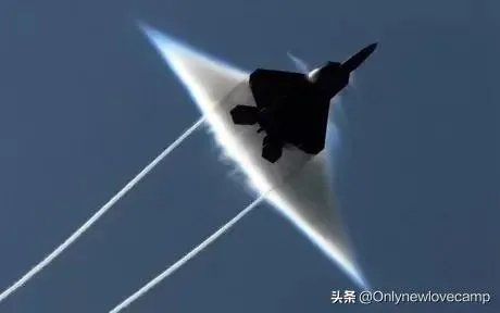 战斗机突破音障的时候，飞行员听不到吗？