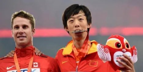 退役跳高运动员张国伟实名“举报”父亲张海军,这究竟是怎么回事?