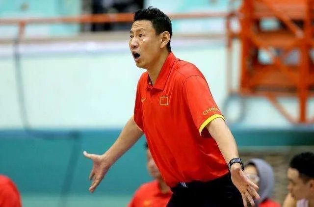 现在中国男篮已经合并了,如果没合并红蓝两队打比赛谁会赢?