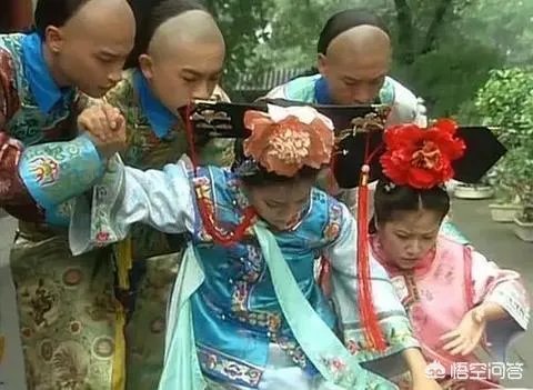 《还珠格格》的尔泰喜欢小燕子吗?