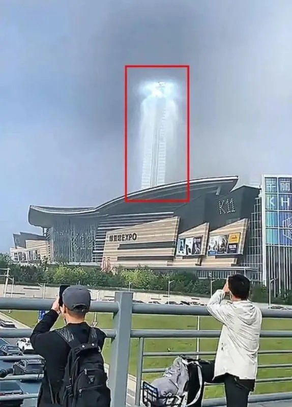 沈阳天空出现“巨型光柱”奇观,这究竟是一种什么奇观?