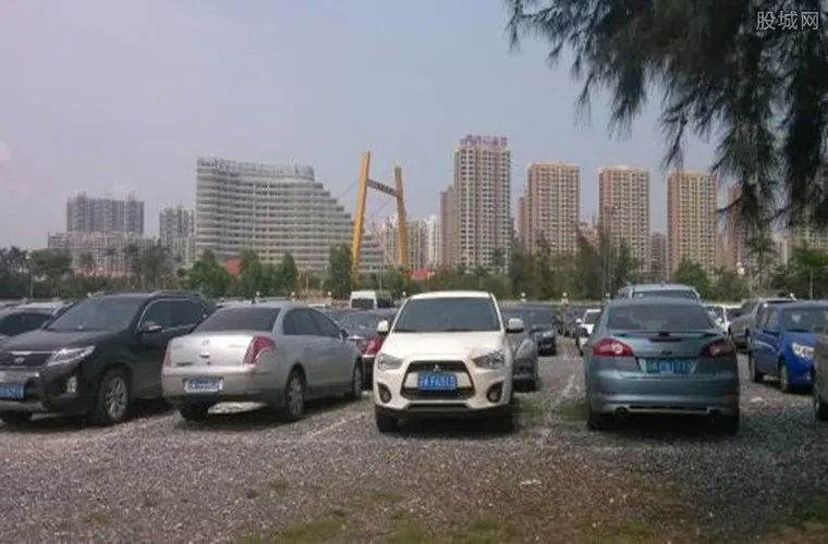 夜间停车现黑收费 声称执行不一样的收费政策