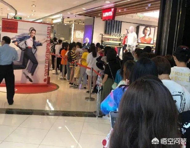 歌手薛之谦服装店开业,一小时店铺被粉丝买空,明星赚钱为什么这么容易?