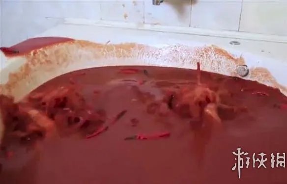 这酸爽简直要上天啊!国外小伙用1250瓶辣椒酱泡澡