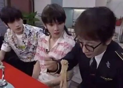刘谦把碎纸条变成面条吃了,现场的人是什么反应?