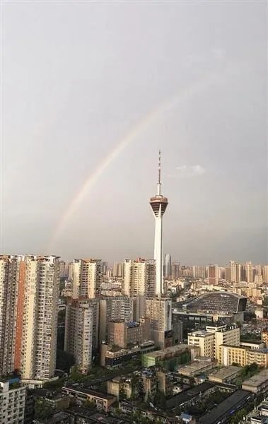 女孩为什么光脚清下水道?