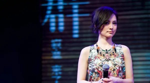 离婚后的阿娇状态曝光,身材发福胖出双下巴,一点也没明星架子,你咋看?