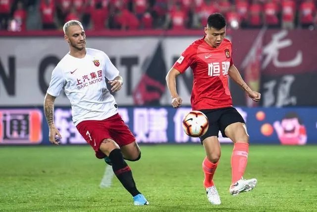恒大2-0击败上海上港积分反超国安,上海上港此场怎么会错失这个机会?大家怎么看?