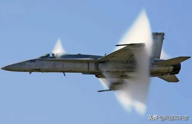 战斗机突破音障的时候，飞行员听不到吗？