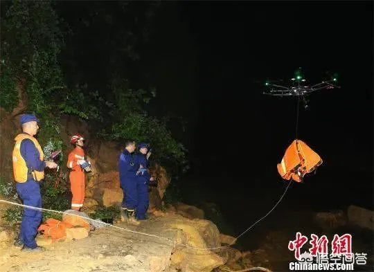 十堰:三人遭洪水围困,无人机辅助救援, 你怎么看?