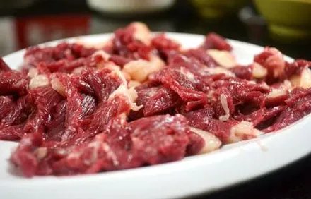 目前我国的牛肉平均价格是多少,比之前上涨了多少?