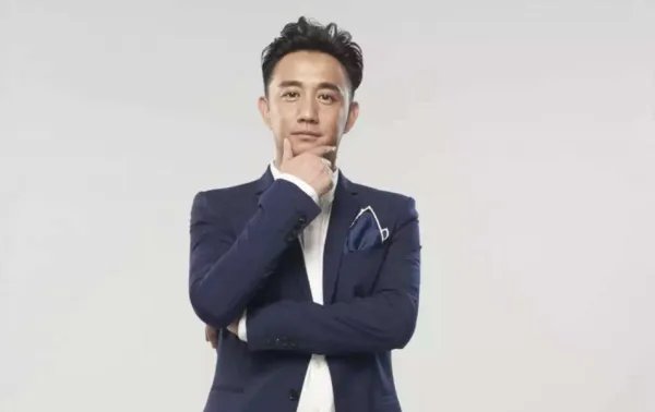 黄磊直言后悔生下三胎儿子,46岁的巨大年龄差引发怎样的共鸣?
