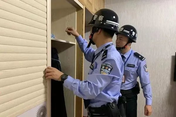 丈夫回应持刀质问躲衣柜男子一事,事情的真相究竟是什么?