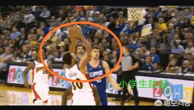 扣篮真的难,库里暴扣被吹无效,记者调侃:在裁判那库里扣篮永不会发生,你怎么看?