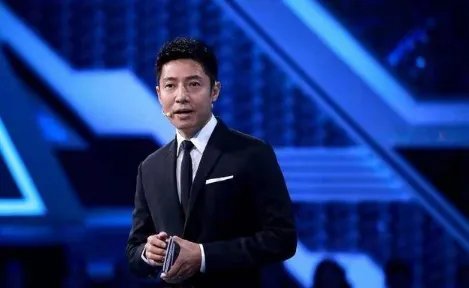 撒贝宁升级当爸爸,何炅提着礼物去看孩子,撒贝宁当时是怎么做的?